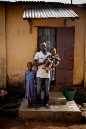 Trẻ em cả một ngôi làng mồ côi mẹ vì Ebola 2