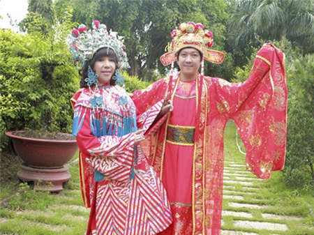 Long Nhật tiếp tục giả gái làm cô dâu bên trai đẹp