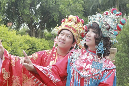 Long Nhật tiếp tục giả gái làm cô dâu bên trai đẹp