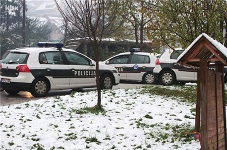 Hai mẹ con quyết định chấm dứt những ngày tháng cơ cực bằng cách treo cổ trong túp lều họ sống. Ảnh: