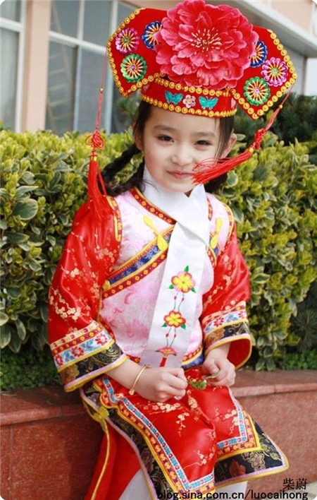 Sài Úy là một gương mặt rất quen thuộc đối với khán giả màn ảnh nhỏ. Chắc hẳn ai cũng yêu mến nét đẹp xinh xắn của Thất Cách Cách trong Tân Hoàn Châu Cách Cách hay tạo hình đáng yêu của Thừa Hoan Cách Cách lúc nhỏ trong bom tấn truyền hình Bộ Bộ Kinh Tâm.