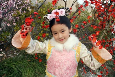  Sài Úy bắt đầu diễn xuất khi chỉ 9 tuổi. Bộ phim đầu tiên mà cô bé góp mặt chính là Quái Hiệp Nhất Chi Mai (2011). Tuy vai diễn đầu tay này chỉ là một vai nhỏ và chưa có nhiều đất diễn nhưng Sài Úy cũng đã bộc lộ được khả năng diễn xuất của mình.