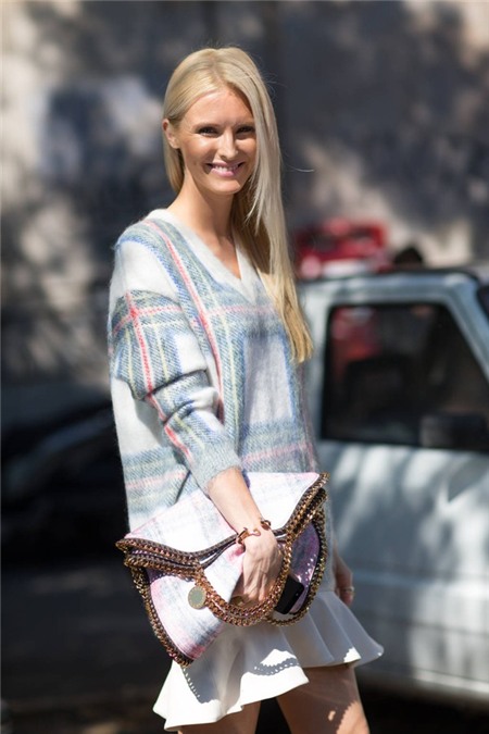 Diện áo len oversized từ công sở cho tới buổi tiệc tùng 13