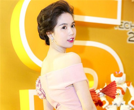 ngoc-trinh-khac-tiep-tinh-tu-dinh-lay-nhau-giua-chon-dong-nguoi5