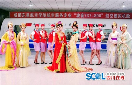 Dàn tiếp viên hàng không xinh đẹp hóa 