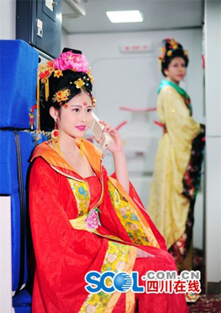 Dàn tiếp viên hàng không xinh đẹp hóa
