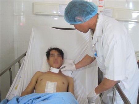 Thanh niên dùng dao tự cắt cổ, rạch bụng