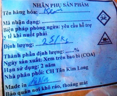Trên nhãn phụ dán ở bao bì hóa chất có hình ảnh cảnh báo nguy hiểm, cùng khuyến cáo “yêu cầu hỗ trợ y tế khi nuốt phải”.