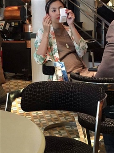 lo-anh-tang-thanh-ha-bung-bau-tron-xoe-2