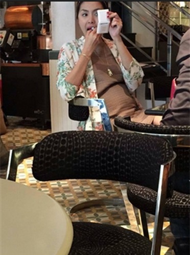 lo-anh-tang-thanh-ha-bung-bau-tron-xoe-3