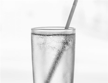 11. Nước: Uống nước giúp nướu ngậm nước và là cách tốt nhất để kích thích tuyến nước bọt chống lại các vi khuẩn gây mảng bám và sâu răng. Súc miệng bằng nước cũng giúp rửa sạch các thức ăn bị mắc kẹt trong miệng, gây hôi miệng. Hãy uống nhiều nước mỗi ngày để bảo vệ răng miệng và nếu không thể đánh răng sau khi ăn, bạn nên súc miệng bằng nước.