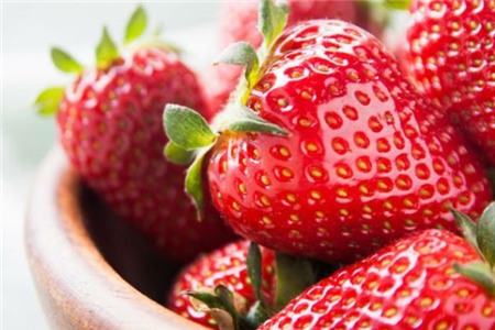 2. Dâu tây: Dâu tây có chứa một loại enzyme có công dụng làm trắng răng. Nghiền một quả dâu tây, sau đó chà xát lên răng của bạn trong khoảng một phút. Rửa sạch và dùng chỉ nha khoa để loại bỏ hạt dâu tây trên răng.