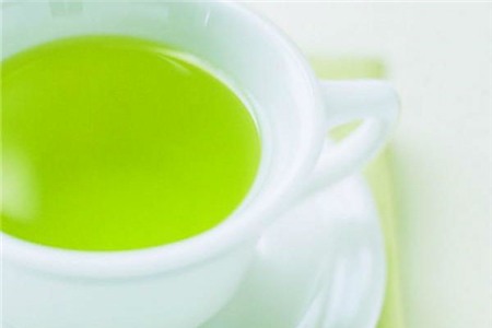 5. Trà xanh: Trà xanh có chứa chất catechins có tác dụng diệt vi khuẩn trong miệng và các mảng bám trên răng. Catechin cũng tiêu diệt các vi khuẩn gây hôi miệng. Hãy uống 2-5 tách trà xanh mỗi ngày để có công dụng tốt nhất.