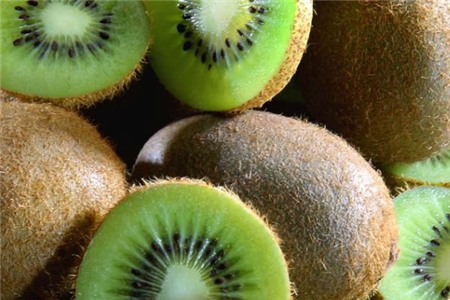 6. Kiwi: Kiwi giàu vitamin C hơn bất kỳ loại hoa quả nào khác. Theo nhiều nghiên cứu, nếu cơ thể bạn không có đủ lượng vitamin C cần thiết, các mạng lưới collagen trong nướu sẽ bị phá hủy, khiến nướu mềm và nhạy cảm tạo điều kiện cho vi khuẩn gây bệnh nha chu. Bởi vậy, thay vì ăn sáng với một cốc yến mạch có đường, bạn nên sử dụng một lát kiwi để bổ sung vitamin C cho cơ thể.