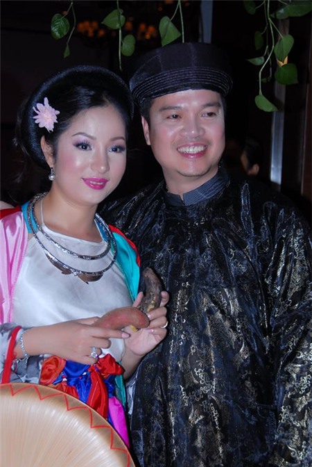 khoi-gia-tai-khung-ma-thuy-nga-bao-ve-bang-dam-cuoi-voi-chong-ho