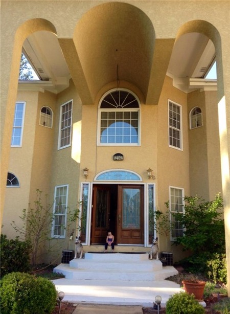 khoi-gia-tai-khung-ma-thuy-nga-bao-ve-bang-dam-cuoi-voi-chong-ho