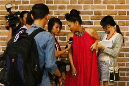 Ngay khi vào hậu trường, cô được quan tâm, săn đón rất nhiều.