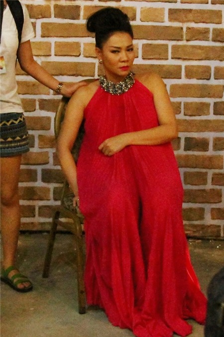 Do hậu trường quá đông người gây ngột thở, Thu Minh bất ngờ bị hạ đường huyết khiến cho cô không thể ra sân khấu để chào ở tiếp mục kết.