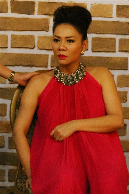 Vẻ mặt bất thần của Thu Minh khi sức khoẻ gặp vấn đề.