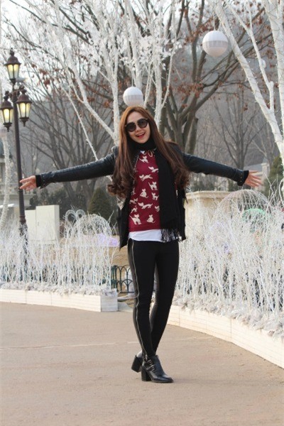 1 áo khoác da, 10 cách mix thú vị của Minh Hằng