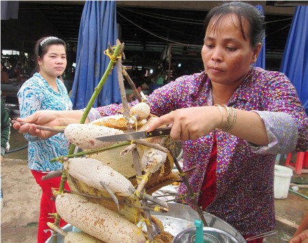 Hàng ngày chị Nén bán từ 4 -5 lít mật