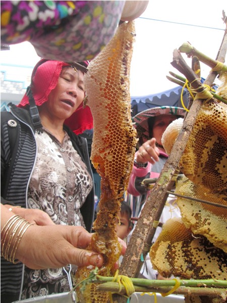 Khi khách hàng mua, chị Nén mới vắt mật cho người mua hàng