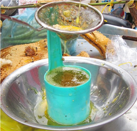 Trừ tiền qua sông, chi phí xăng, ăn uống mỗi nhóm bắt ong bỏ túi vài triệu đồng.