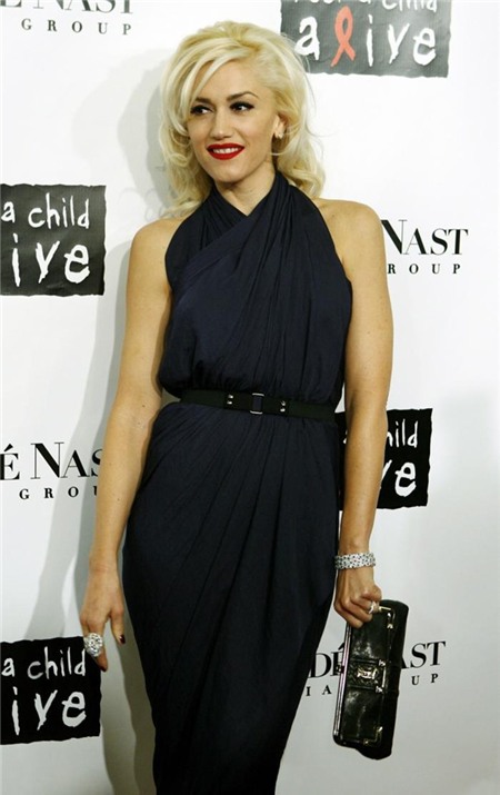 4. Chú ý tới thiết kế phần ngực: Những phụ nữ có phần ngực lớn nên chọn váy cổ chữ V hoặc cổ khoét rộng, cũng như đảm bảo quai váy đủ lớn để che phủ hoàn toàn quai áo ngực. Những phụ nữ có vòng ngực nhỏ có thể chọn kiểu cổ cao hơn, quai váy nhỏ hơn hoặc váy quây.