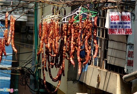 Đặc sản ngày Tết phơi trên dây điện ở Hà Nội