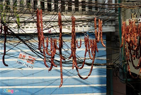 Đặc sản ngày Tết phơi trên dây điện ở Hà Nội