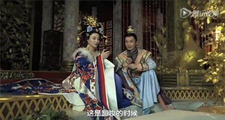 Hựu Minh cũng hóa trang thành vương tử trò chuyện cùng Phạm Băng Băng.