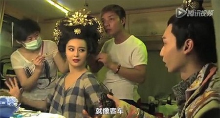 Nam MC (phải) đột kích chiếc xe BMW của Phạm Băng Băng.