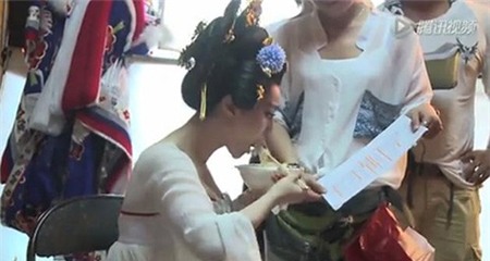 Vừa ăn mì gói vừa đọc kịch bản.