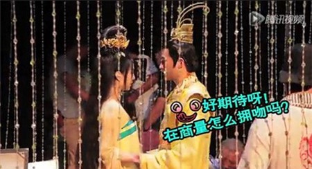 Phạm Băng Băng và Lý Trị Đình bàn bạc trước khi thực hiện cảnh hôn.