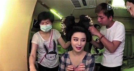 Phạm Băng Băng được trang điểm ngay trên chiếc xe riêng dành cho cô.