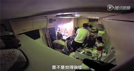 Khung cảnh bên trong chiếc xe chưa đầy 15m2.