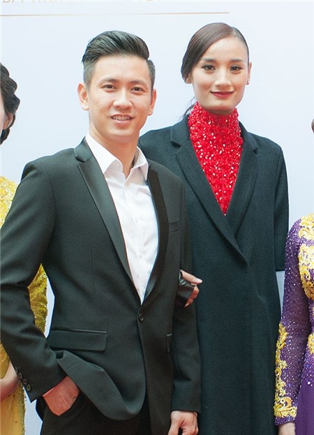 Lê Thúy và chồng điển trai xuất hiện tại Hà Nội sau đám cưới