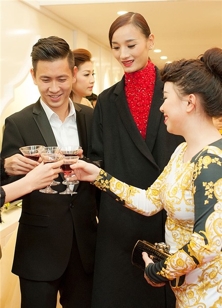 Lê Thúy và chồng điển trai xuất hiện tại Hà Nội sau đám cưới