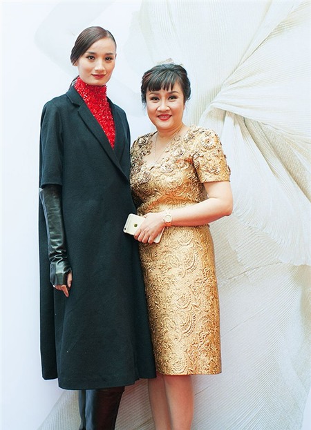 Lê Thúy và chồng điển trai xuất hiện tại Hà Nội sau đám cưới