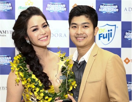 Ông xã ôm hôn chúc mừng Nhật Kim Anh đăng quang quán quân