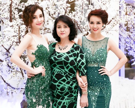 Ông xã ôm hôn chúc mừng Nhật Kim Anh đăng quang quán quân