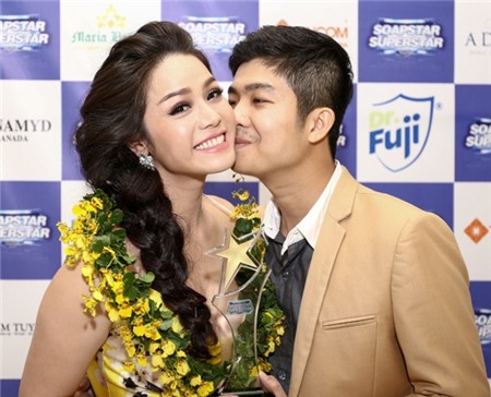 Ông xã ôm hôn chúc mừng Nhật Kim Anh đăng quang quán quân