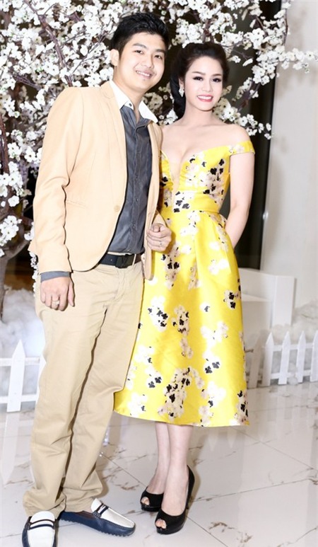 Ông xã ôm hôn chúc mừng Nhật Kim Anh đăng quang quán quân