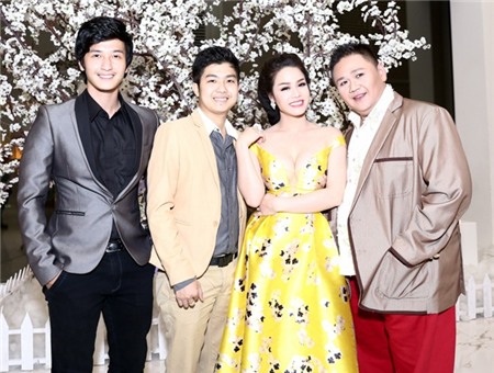 Ông xã ôm hôn chúc mừng Nhật Kim Anh đăng quang quán quân