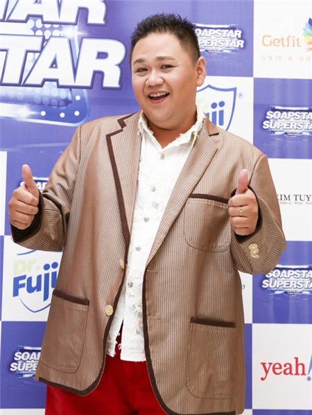 Ông xã ôm hôn chúc mừng Nhật Kim Anh đăng quang quán quân