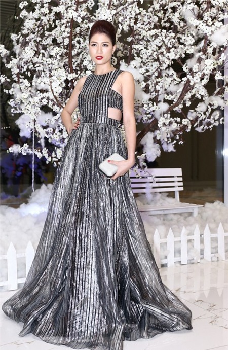 Ông xã ôm hôn chúc mừng Nhật Kim Anh đăng quang quán quân