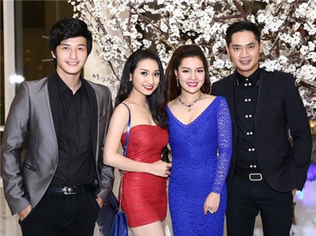 Ông xã ôm hôn chúc mừng Nhật Kim Anh đăng quang quán quân