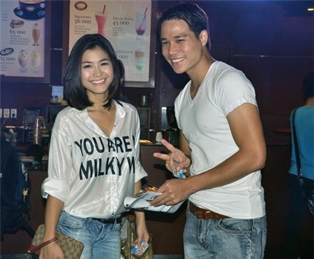 Đỉnh điểm của nghi án phim giả tình thật là khi người đẹp Hà thành quyết định vào Nam để phát triển sự nghiệp điện ảnh. Không ít người khẳng định, cô đang đi theo tiếng gọi của tình yêu. Tuy nhiên, mối tình này cũng không kéo dài bao lâu. Hiện tại, mỹ nhân 8X của làng điện ảnh Việt đã lập gia đình và đang dành thời gian chăm sóc cô công chúa đầu lòng.