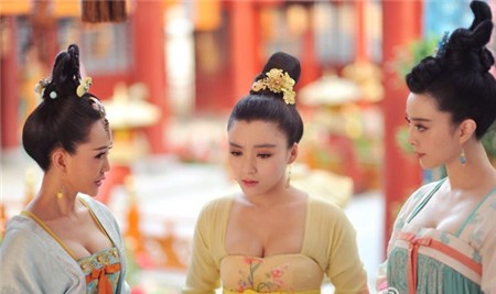 Diễn viên đóng vai Văn Nương là Vương Á Nam (giữa), cô gái được chú ý cách đây không lâu khi tiết lộ mình là người chuyên đóng thế cho Phạm Băng Băng (phải) kể từ bộ phim điện ảnh Một đêm vui bất ngờ.