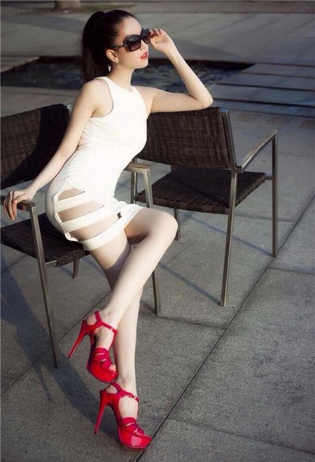 Ngọc Trinh, váy gợi cảm, đứng hình, đường conh